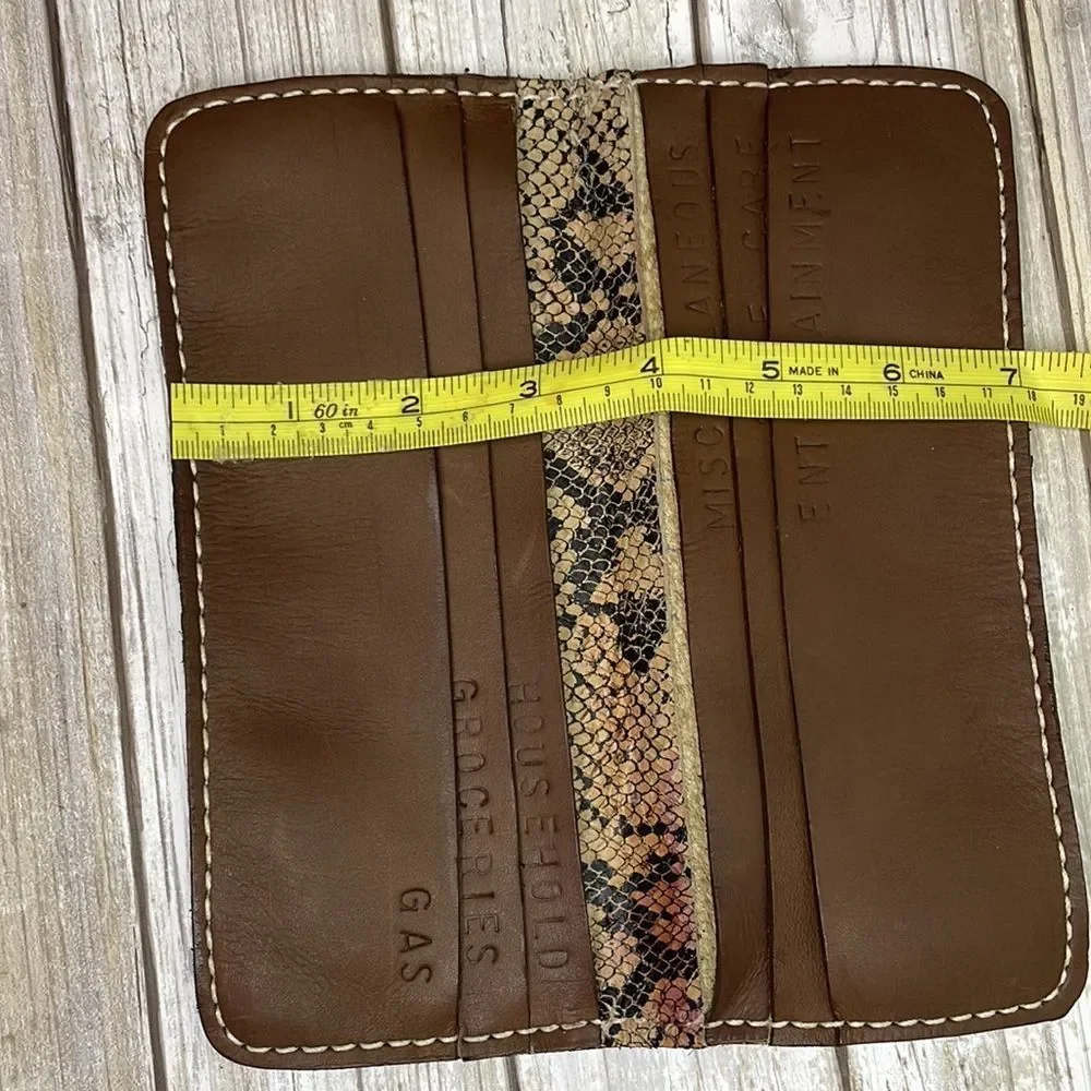 Leather snake skin wallet has cash pockets so that you can stick to your budget - Picture 12 of 14